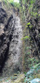 La au pied de la cascade asséchée La au pied de la cascade asséchée