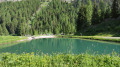 Rundweg zwischen blühenden Almwiesen und Wäldern, vorbei am Lac Majingsee. Boucle entre alpages fleuris, bois, en passant par le Lac Majingsee