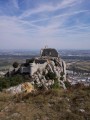 Das Schloss Crussol und seine Bergkämme Le Château de Crussol et ses crêtes