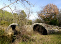 Der Turm von Vias und die romanische Brücke von Les Matelles aus La Tour de Vias et le pont roman depuis les Matelles