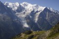 Massif du Mont Blanc et ses glaciers depuis Cornu. le sentier vers le col du Lac Massif du Mont Blanc et ses glaciers depuis Cornu. le sentier vers le col du Lac