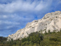 Au pied de la Montagne Sainte-Victoire Au pied de la Montagne Sainte-Victoire