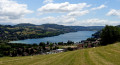 Notre-Dame des Vignes, der Lac de Paladru und die Chapelle des Trois Croix Notre-Dame des Vignes, le Lac de Paladru et la Chapelle des Trois Croix